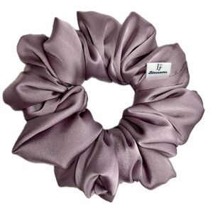 Satin Mulberry Scrunchie
-Silky soft texture
-Handmade